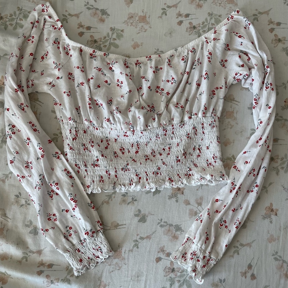 Me to we, white top red flower pattern, long sleeve crop top, size: medium